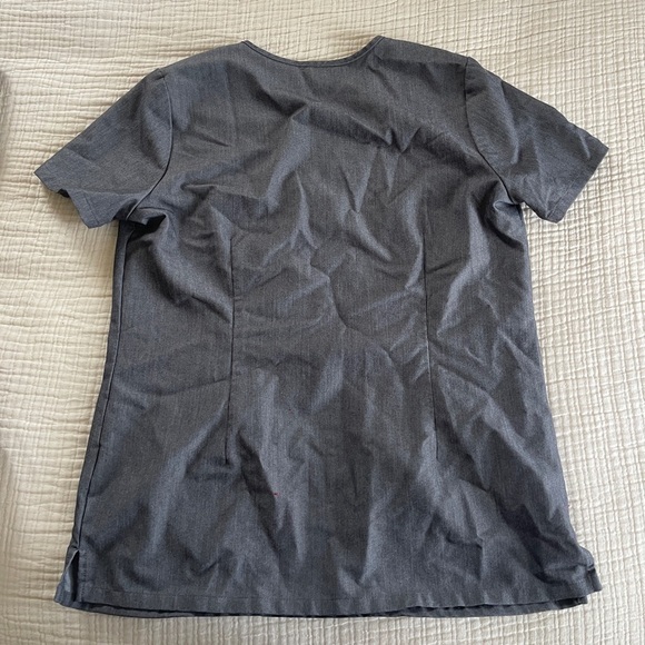 FIGS technical collection Gray scrub top Shirt woman’s size small - Picture 5 of 7